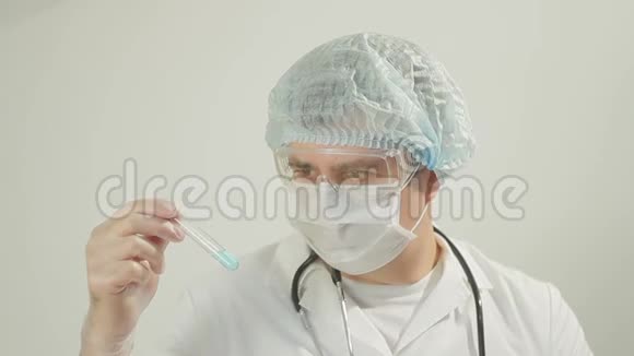 一位男性科学家医生在一个专业实验室里对流体病毒细胞进行分析视频的预览图