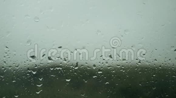 雨滴出现在窗户玻璃上雨起液滴背景视频的预览图
