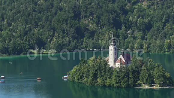 斯洛文尼亚布莱德湖上壮丽的岛景水上旅游船视频的预览图