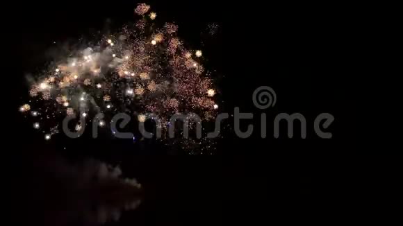 河上的烟火庆祝新年前夕视频的预览图