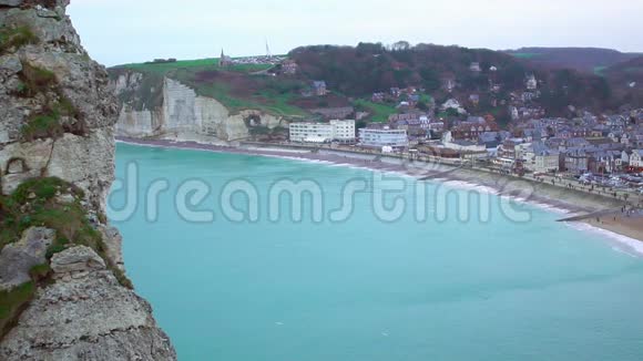 英吉利海峡上方的城市线从悬崖上看到美丽的建筑物视频的预览图