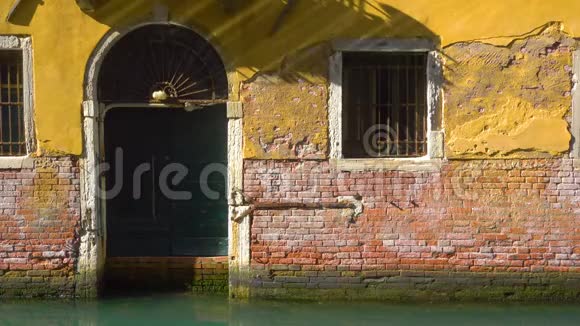 威尼斯旧房子靠运河进入视频的预览图