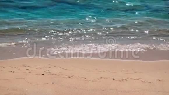 绿松石色彩鲜艳的爱琴海海浪在沙滩上轻轻拍打视频的预览图