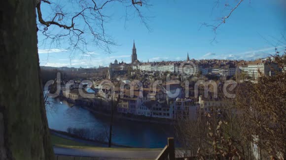 河岸上美丽的欧洲城市冬日舒适的房屋和教堂视频的预览图