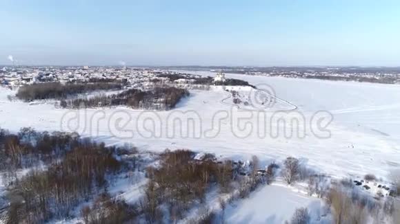 亚罗斯拉夫尔的大教堂航空全景可以看到伏尔加河和市中心冬季视频的预览图