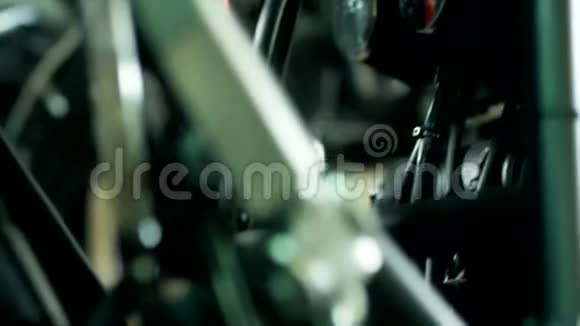 直升机摩托车背景老式摩托车的细节视频的预览图
