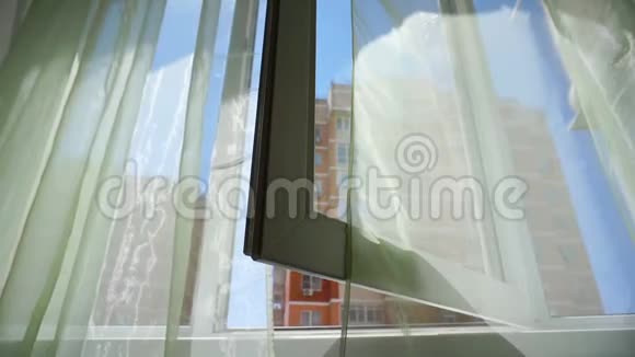 有窗帘的窗户和天空和城市的景色房间和打开Windows的概念故事视频的预览图