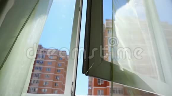 有窗帘的窗户和天空和城市的景色房间和打开Windows的概念故事视频的预览图