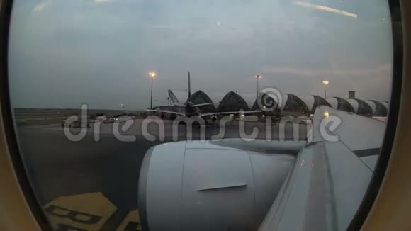 4K时差照明商用飞机窗在Suvarnabhumi机场起飞视频的预览图