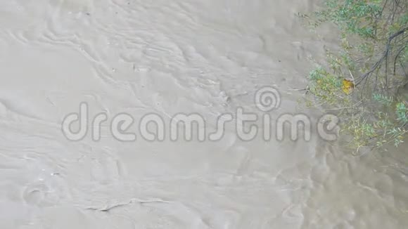 自然灾害后的泥石流漂浮在水中的废弃物环境污染视频的预览图