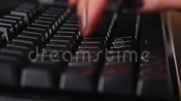 键盘特写的工作网上购物上网在家自由职业者团队合作的概念视频的预览图