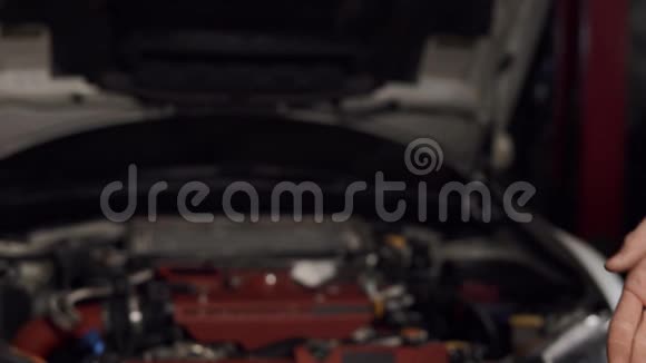 在一家汽车修理店机械师和顾客握手的特写镜头视频的预览图