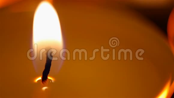 美丽的燃烧蜡烛特写火熄灭浪漫的气氛约会视频的预览图