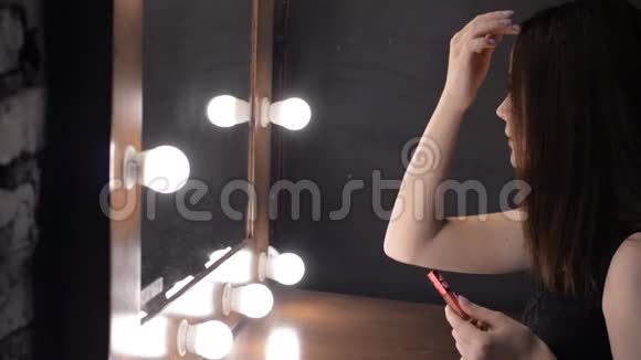 美丽的女性轮廓描绘了坐在镜子前的嘴唇视频的预览图