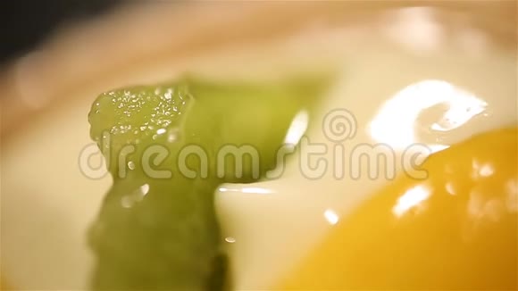 酸奶甜点水果表面翻转极端特写糖果视频的预览图