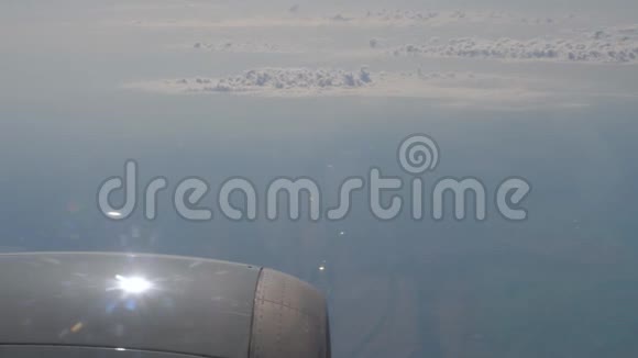 从飞机窗口到飞机引擎在飞行中的视野太阳射线视频的预览图