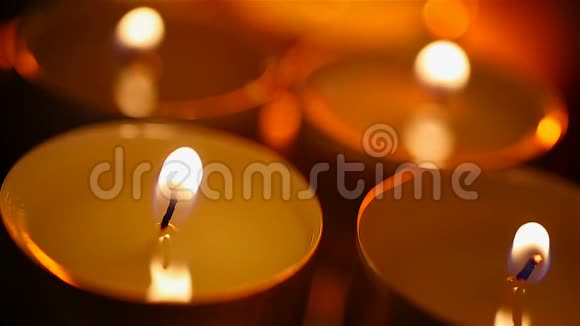 在水疗沙龙里桌上摆着美丽的燃烧蜡烛是放松的时候了视频的预览图