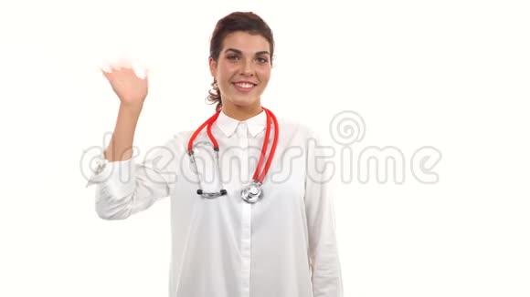 微笑的女医生挥舞着她的手交叉手臂看着相机青年医学专业人士画像视频的预览图