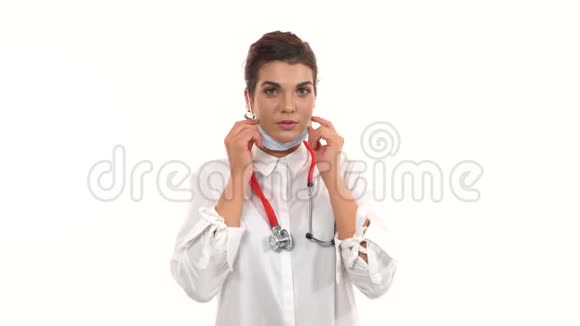 女医生对着镜头戴上手术保护面罩用听诊器接近一位女性外科医生视频的预览图