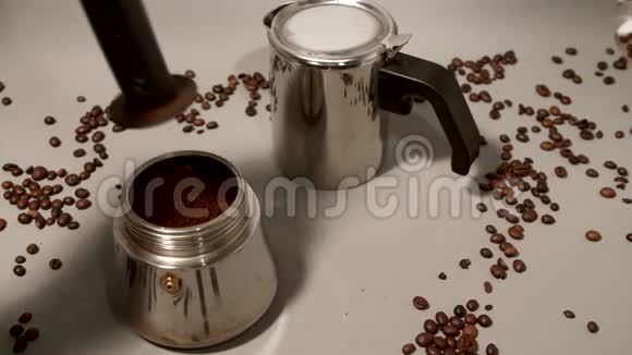 双手将咖啡压缩成间歇泉咖啡机视频的预览图