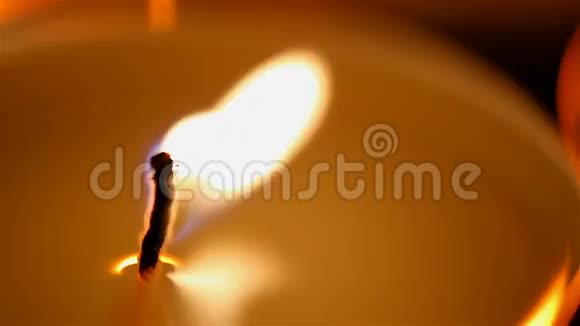 生命之火燃烧蜡烛特写神秘的烛光在黑暗的地方视频的预览图