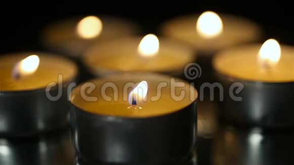 美丽的蜡烛燃烧在纪念悲伤和孤独失去的痛苦视频的预览图