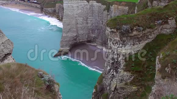 英吉利海峡上方的白色粉笔悬崖美丽的空滩和蔚蓝的水视频的预览图