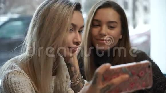 女孩们在咖啡馆里自拍视频的预览图
