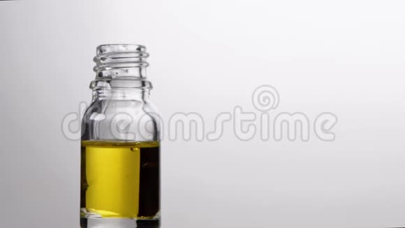 玻璃瓶与吸管精油滴在缓慢的运动自然疗法视频的预览图