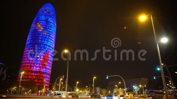 托雷阿格巴塔闪耀着五颜六色的灯光夜晚巴塞罗那建筑视频的预览图