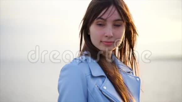 一个年轻的女人看着远处她的头发飘动着视频的预览图