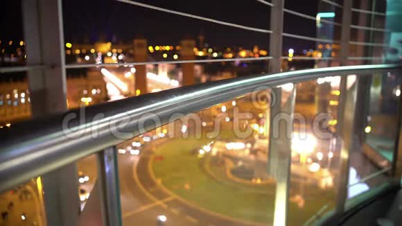 从摩天大楼的夜景繁华的都市生活在灯火辉煌的大都市视频的预览图