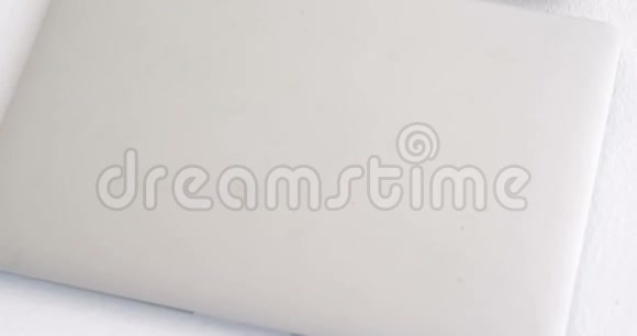 白色背景4k的电子设备钱包和眼镜视频的预览图