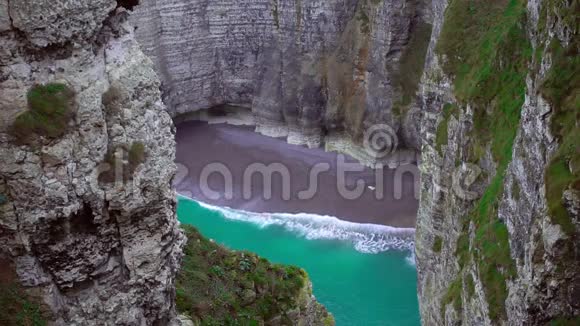 空的私人海滩蔚蓝的水藏在悬崖之间人间天堂视频的预览图