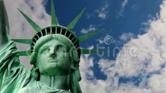 自由女神像在美国对抗天空和云彩视频的预览图