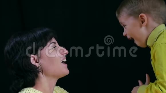 快乐幸福的家庭妈妈和孩子笑妈妈抱着孩子在怀里特写慢镜头妈妈的微笑视频的预览图