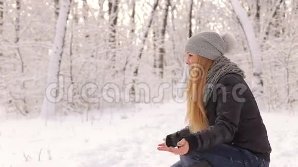 男孩在冬天的雪地公园拥抱他的母亲视频的预览图