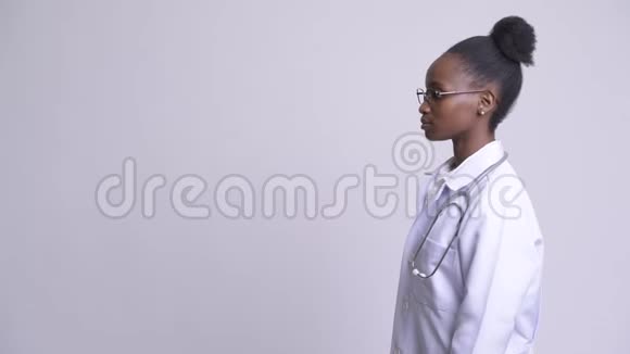 年轻快乐的非洲女医生微笑的轮廓视频的预览图