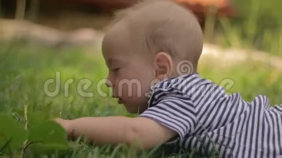 一个小孩躺在草地上哭着特写视频的预览图