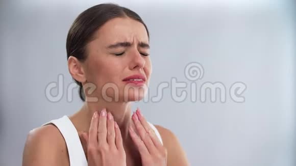 喉咙痛感觉强壮的女人视频的预览图