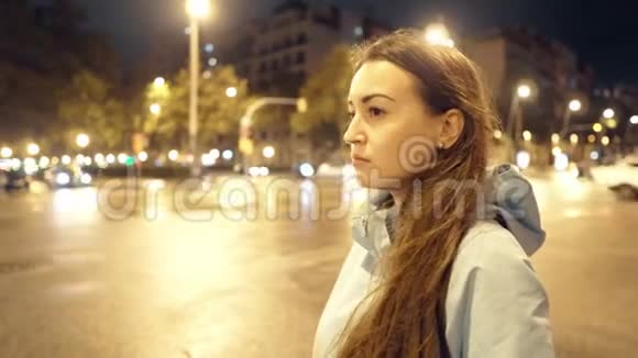 劳累的女孩下班后走在黑暗的街道上夜城生活视频的预览图