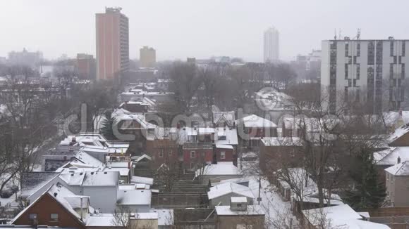 多伦多一个居民区的大雪视频的预览图