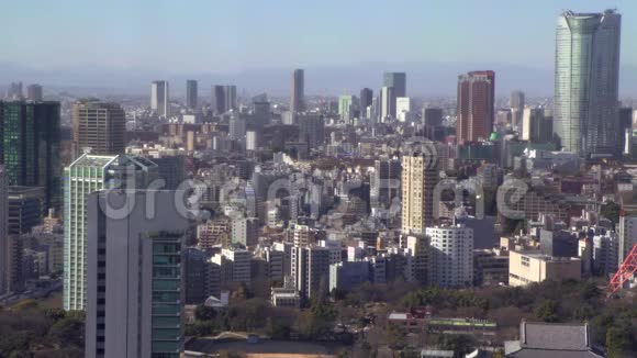 东京的城市景观包括高层塔楼和办公室在黄昏视频的预览图