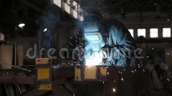 在工厂工作的焊工制造金属慢动作视频的预览图