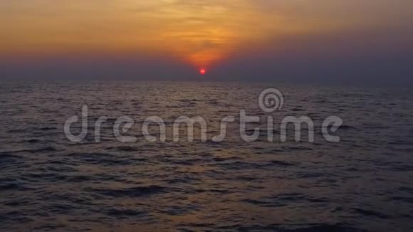 慢动作空中拍摄热带日落红日落海海波在晚霞中美不胜收视频的预览图