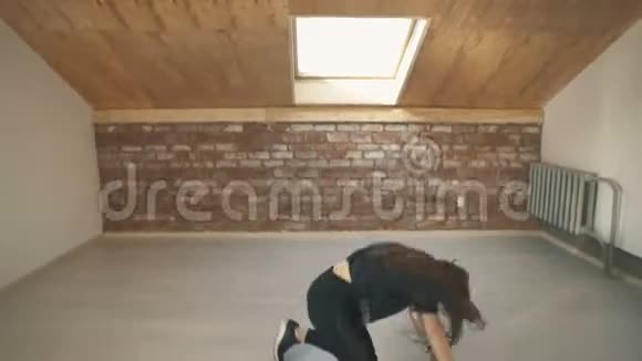 在棕色工作室背景下跳舞的漂亮女孩视频的预览图