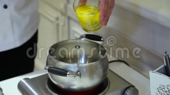 把鸡蛋放在锅里煮视频的预览图