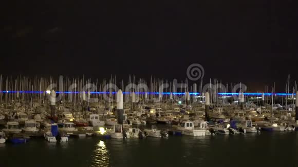 游艇和停泊在码头的小船大港船只的夜景视频的预览图