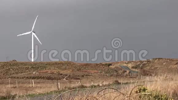 爱尔兰顿加州Ardara和Portnoo之间泥炭沼泽的风力涡轮机视频的预览图