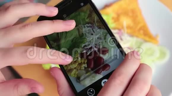 使用智能手机的女性手在早餐时拍照视频的预览图